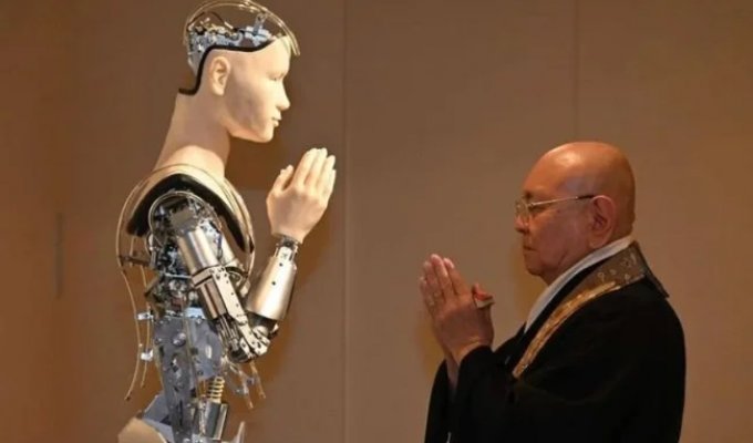 What Progress Has Come: A Robot Preacher Works in a Japanese Temple (8 photos)