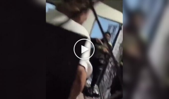 Грабитель застрял в окне второго этажа и начал звать на помощь хозяев дома