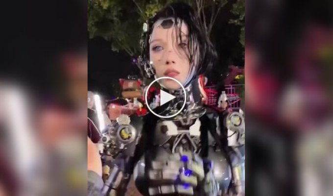 Она выглядит как настоящий андроид: необычный косплей удивляет прохожих