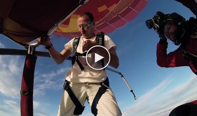 Extreme sportsman jumped from a hot air balloon without a parachute