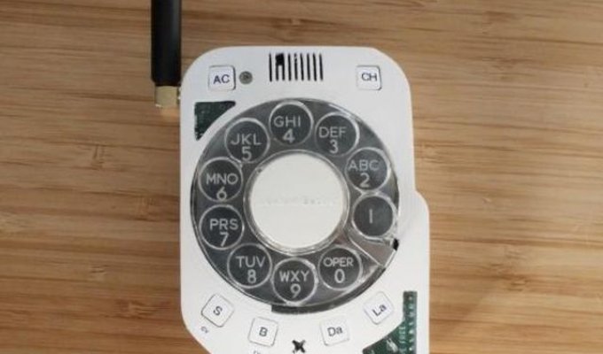 Долой смартфоны: Инженер создала вращающийся сотовый ретро-телефон (3 фото)