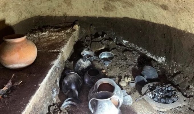 В Италии найдена нетронутая этрусская гробница с остатками последней трапезы (2 фото)
