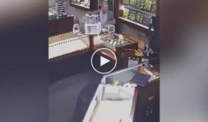 In Australia, a woman scared off robbers in a burqa with a loud cry (quieter sound)