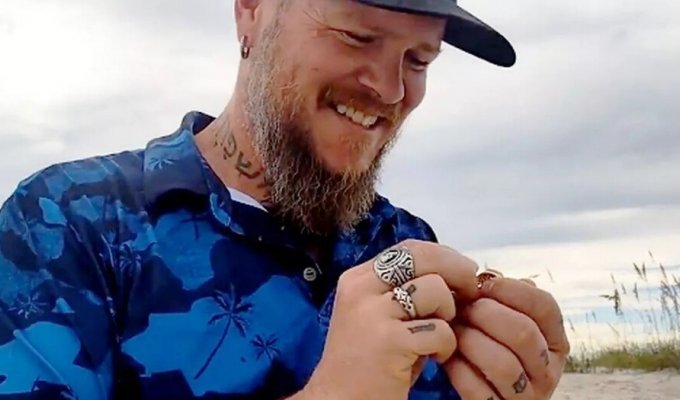 Чоловік знайшов на пляжі обручку з діамантом і повернув його власнику (5 фото + 1 відео)