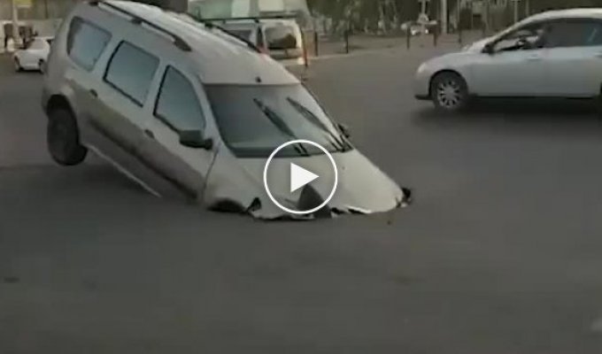 В Астрахани машина ушла под землю