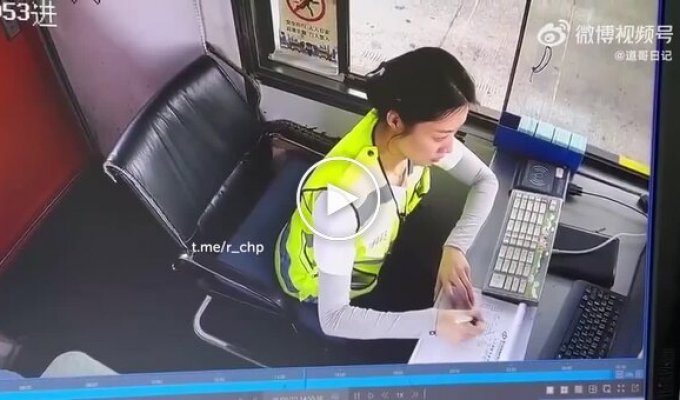 Незваный гость напугал девушку в Китае