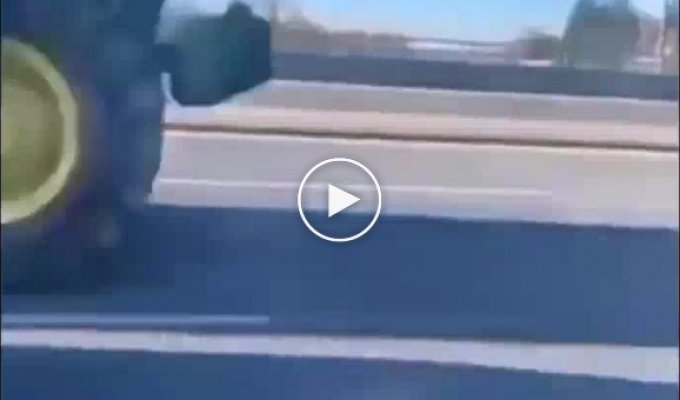 Трактор перекинувся, уникаючи поліцейської погоні: відео