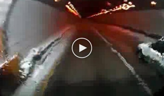 Жуткая авария в туннеле с участием автобуса
