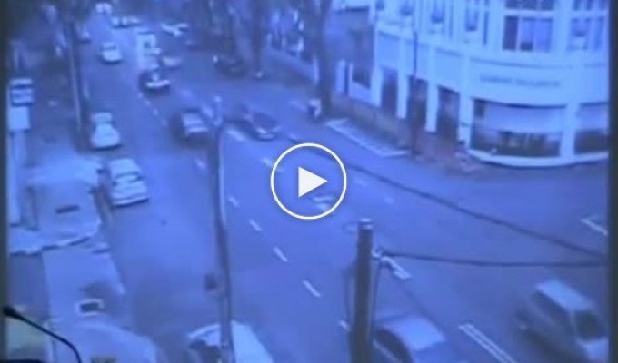 В Малазии 48-ми метровый шпиль упал с небоскреба на дорогу