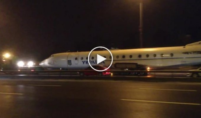 Как по Киеву перевозили самолет Ту-134А-3