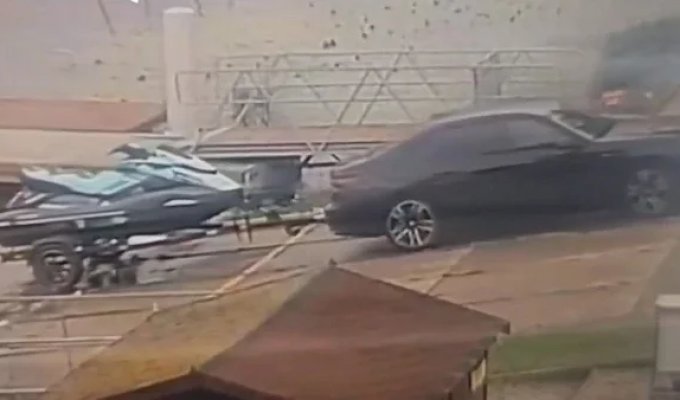 Водитель BMW решил поплавать (3 фото + 1 видео)