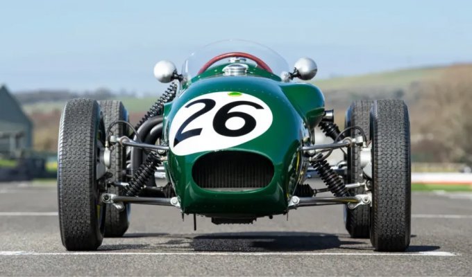 Formula 1 car Lotus-Climax Type 12 will be auctioned (5 photos)
