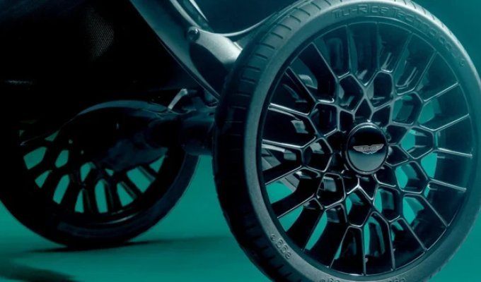 Aston Martin представил детскую коляску за $3000 с колёсами, вдохновлёнными суперкаром за миллион долларов (2 фото)