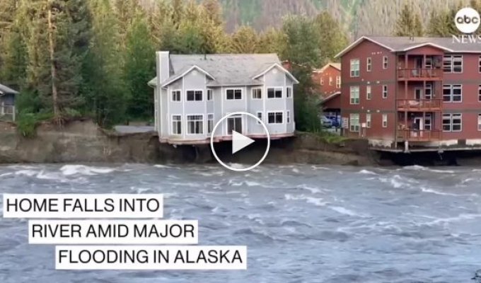 Мощный потоп уносит дома в столице Аляски