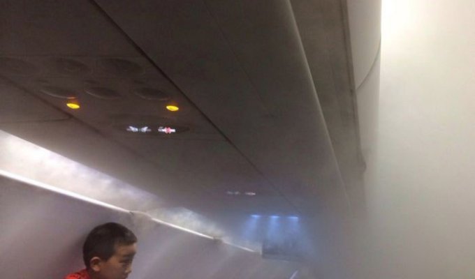 Густой пар в салоне самолета перепугал пассажиров (9 фото)
