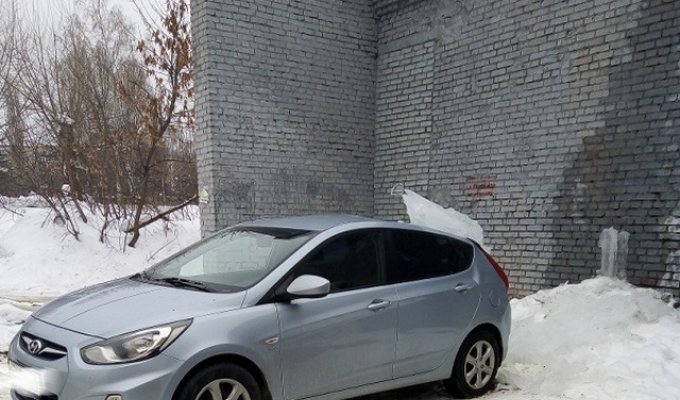 Почему не следует парковаться близко к зданиям во время оттепели? (2 фото)