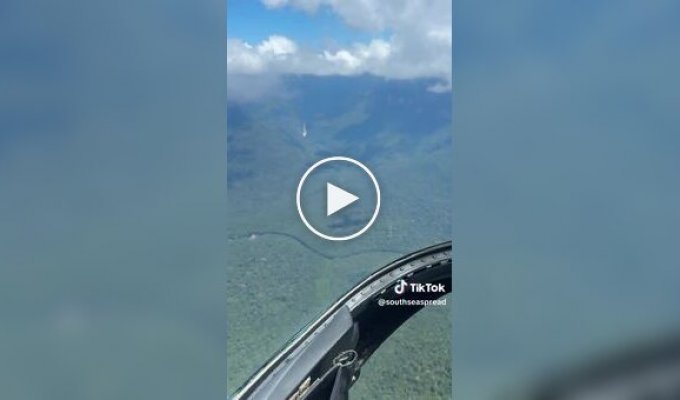 Настоящее чудо природы: мужчина показал свой полет над самым высоким водопадом мира