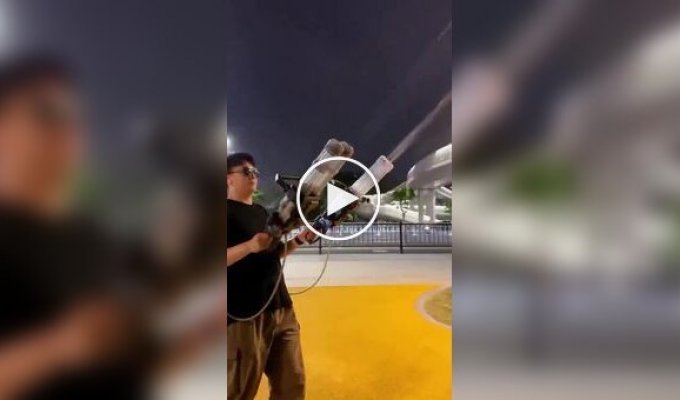 Двуствольный водяной пулемет Гатлинга