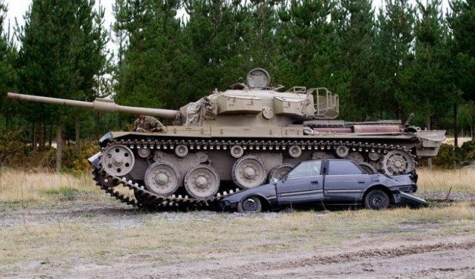 Развлечение для настоящих мужчин - езда на танках по машинам (11 фото + видео)