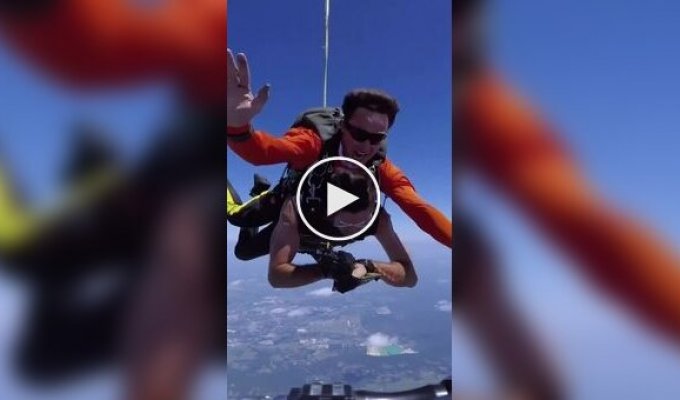 An American got a tattoo during a parachute jump