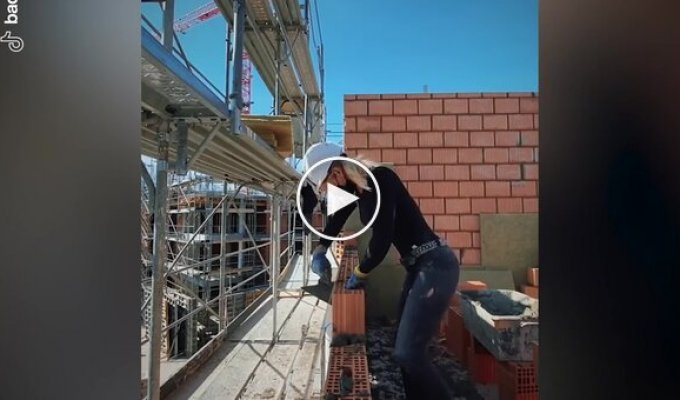 Женщина продемонстрировала свою работу каменщиком на строительном объекте