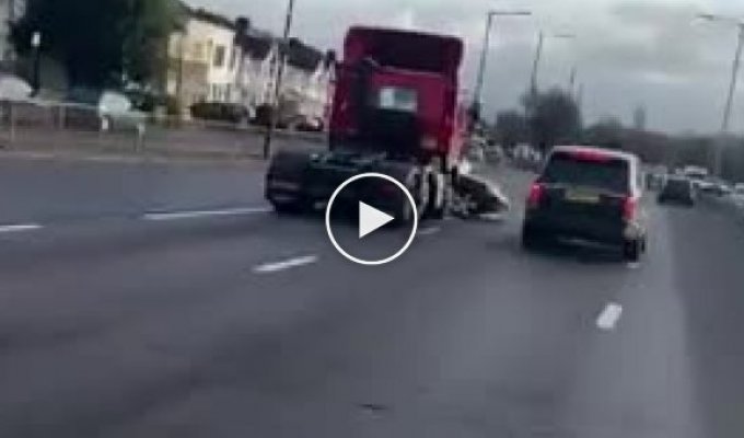 В Англии водитель грузовика не заметил легковушку и протащил ее по дороге