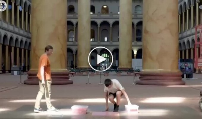Американцы построили самую высокую башню из домино