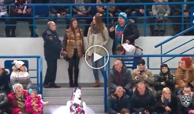 The fiery dance of a cleaning lady at a hockey match in Khabarovsk. This is something fantastic