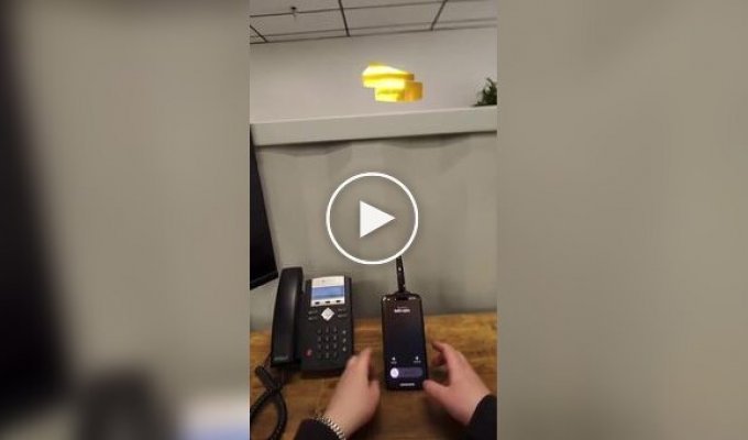 Сотрудник офиса прикрыл своего коллегу