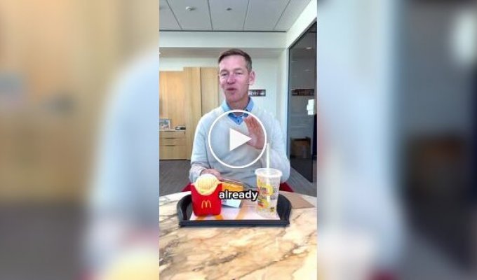 Глава McDonalds спробував з'їсти власний бургер на камеру