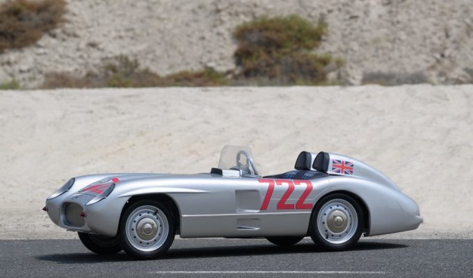 A smaller version of the Mercedes-Benz racing car for children went up for auction (14 photos)