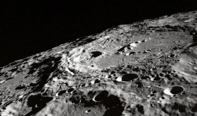 Indian apparatus discovered useful resources on the surface of the moon (4 photos)