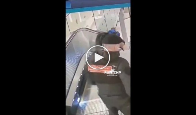 В Москве неосторожному мальчику зажало голову на эскалаторе