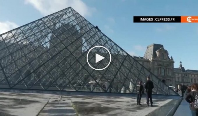 Климатические активисты забрались на стеклянную пирамиду Лувра в Париже