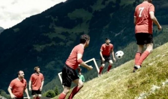 Альпийский футбол: экстремальный вид спорта, в который играют исключительно на склонах (3 фото + 1 видео)