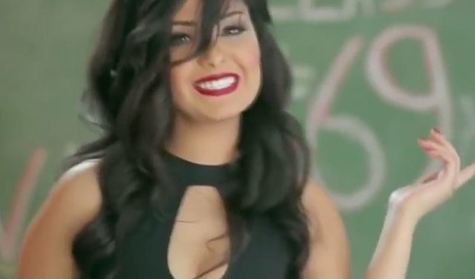 Египетскую певицу арестовали за клип, где она "развратно ест банан" (3 фото + 1 видео)