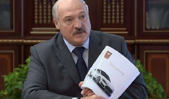 Александр Лукашенко рассказал, что Илон Маск подарил ему автомобиль Tesla (2 фото)