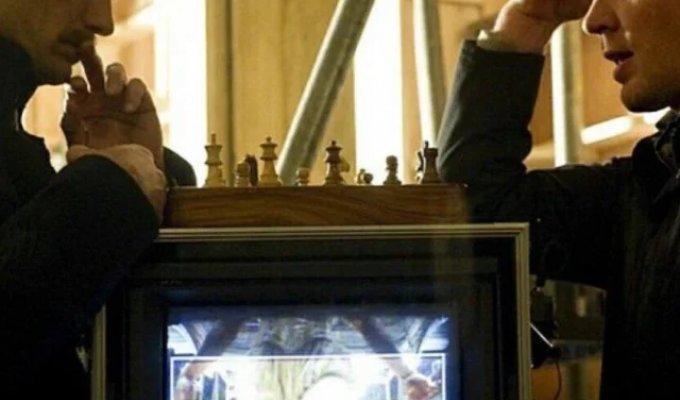 Чем Гай Ричи занимается на съемочной площадке во время перерывов? (9 фото)