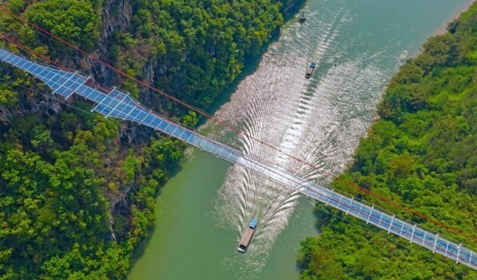 В Китае построили самый длинный стеклянный мост в мире (5 фото + 1 видео)