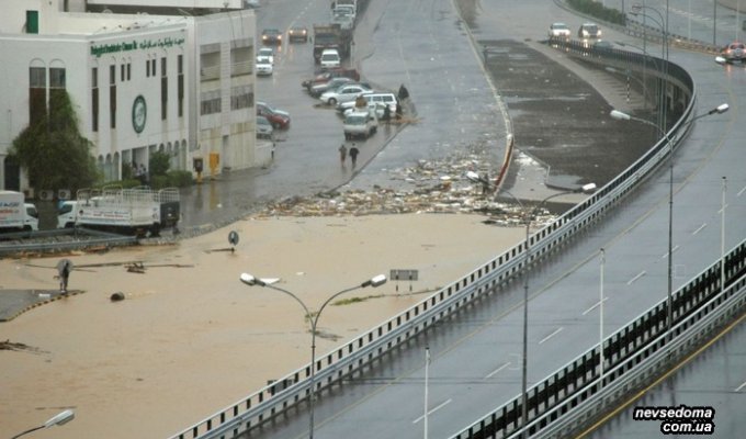 Результаты недавнего сильнго циклона в Омане (30 фото)