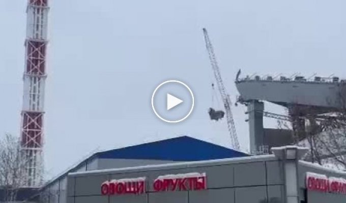 В Красногорске рухнул строительный кран во время демонтажа задания