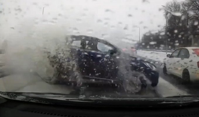 Powerful arrival from the oncoming lane (4 photos + 1 video)