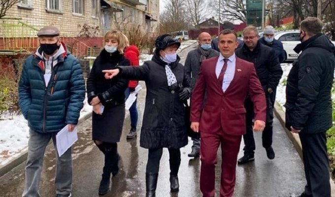 Смоленский депутат прогулялся по городу в малиновом костюме и стал мемом (5 фото + 1 видео)