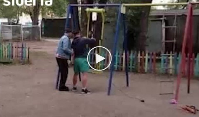 В Омске мужчина объявил войну детской площадке
