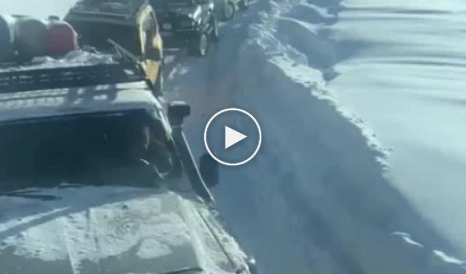 Спасатели в Казахстане искали пропавшую в буран семью, а нашли под снегом 93 человека