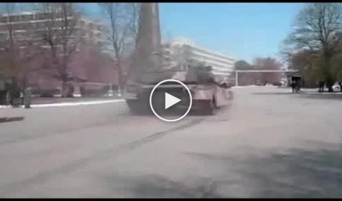 Уркаинский танк на скорости выше 80 км. в час
