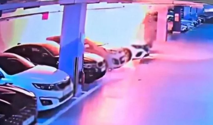 Electric Mercedes-Benz EQE burned 140 cars in an underground parking lot in Korea (2 photos + 1 video)