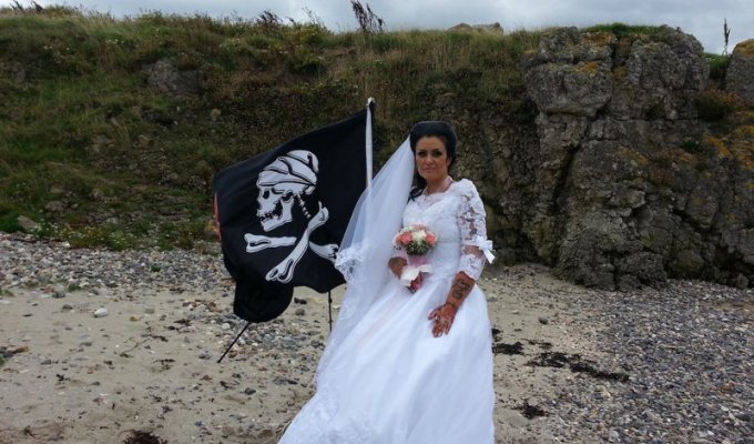 Ирландка вышла замуж за призрака Джека Воробья: "Духовный секс лучше физического" (11 фото)