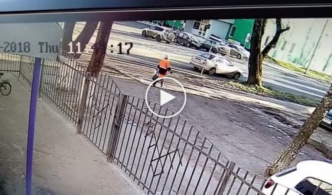В Сыктывкаре пожилая женщина сбила дорожного рабочего