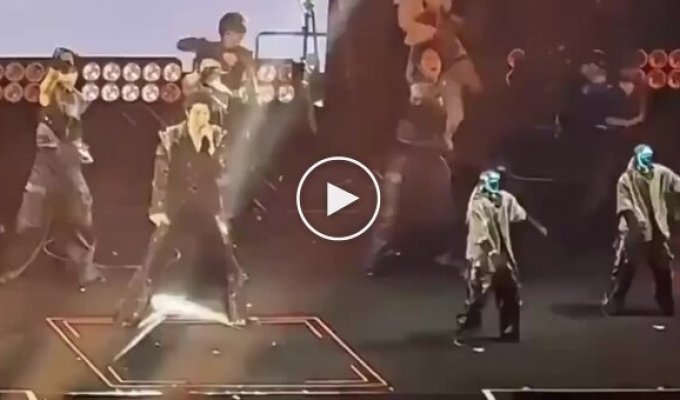 В Китае роботы стали подтанцовкой на концертах